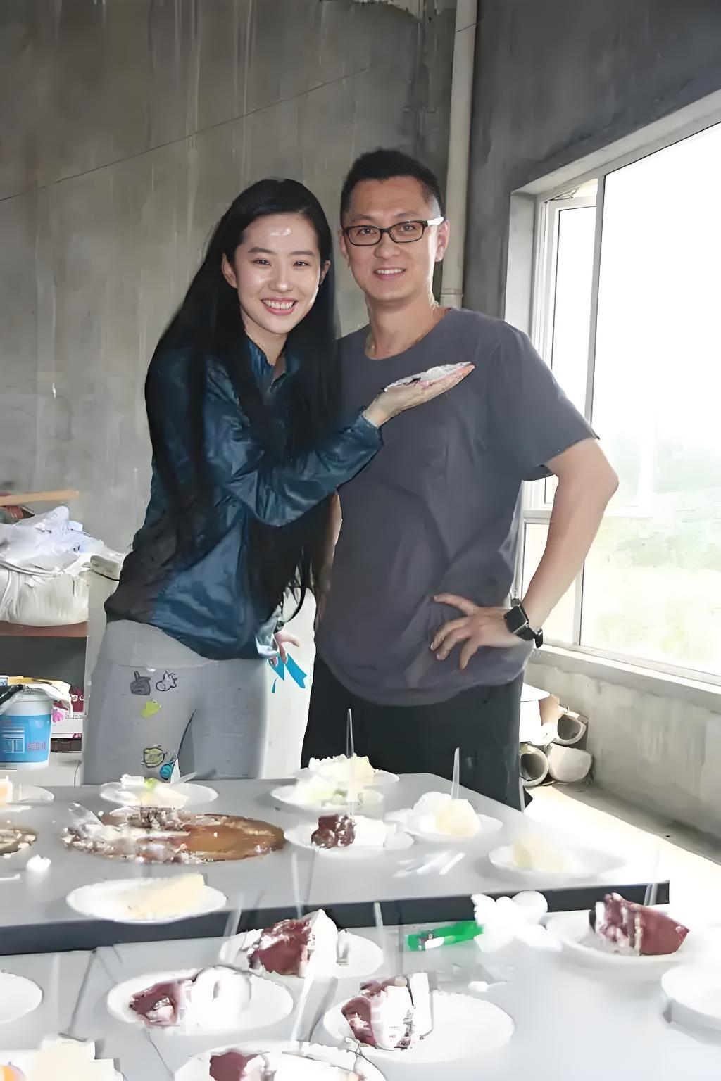刘亦菲与叶伟信的合影旧照，当时在片场刘亦菲庆23岁生日的画面。2010年8月
