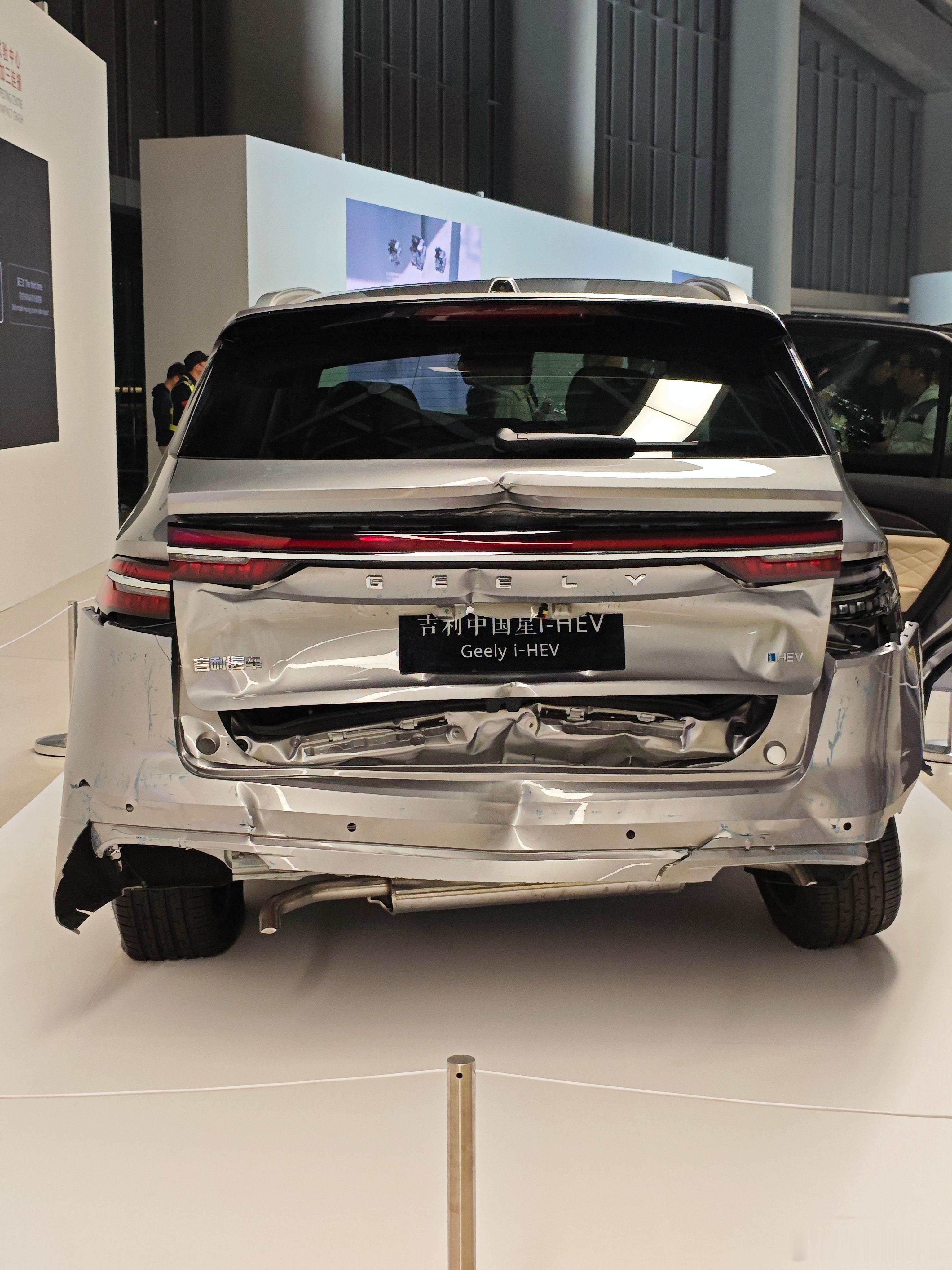 吉利已经成为碰撞仙人了，中国汽研“全球首个HEV车型正面18度偏转叠加三连撞”安