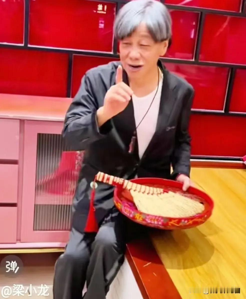 别再传什么猝然离世了那是积攒了四十年的一腔愤懑，终究没扛过去。追思会上，