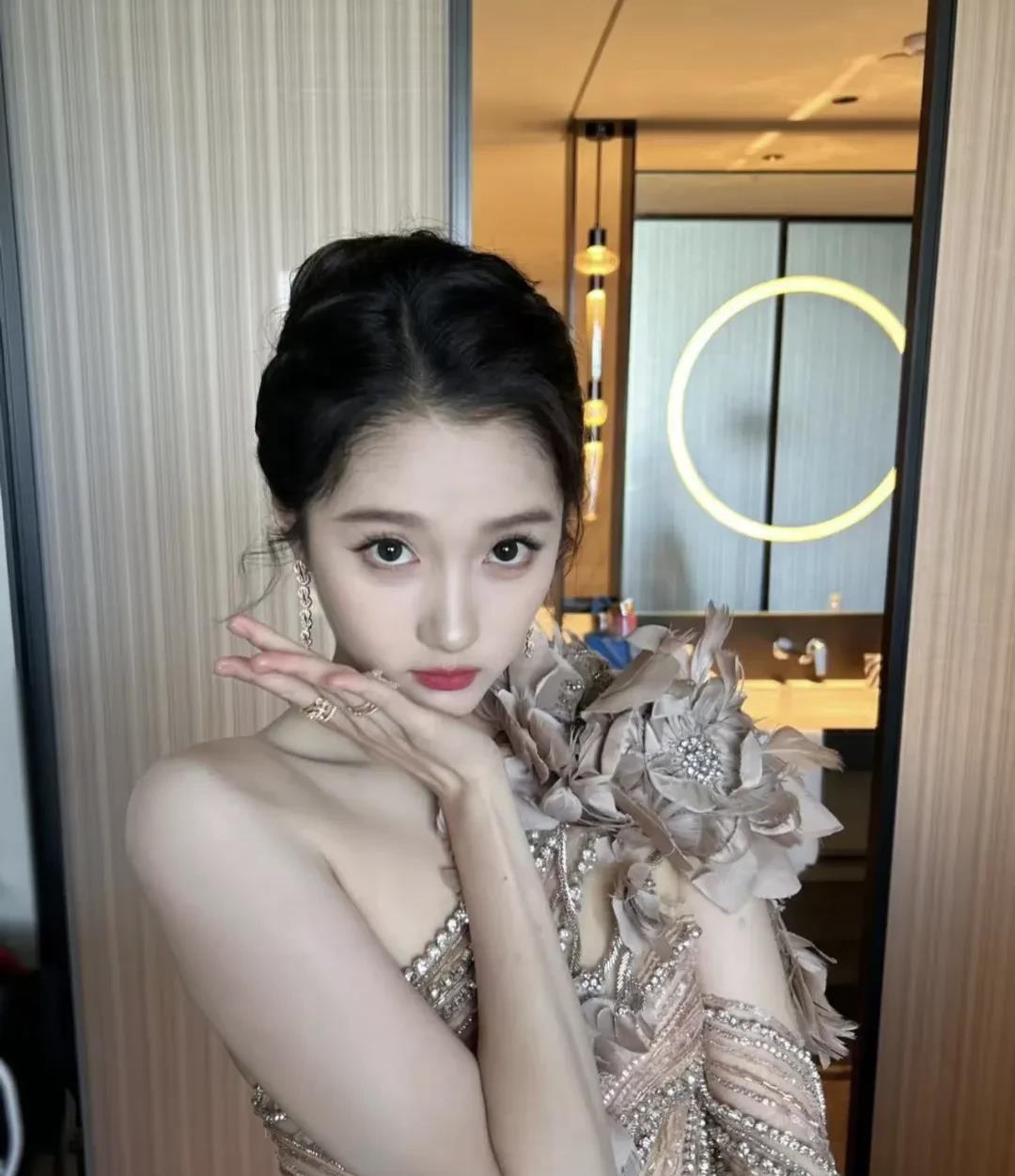 发现没，关晓彤才是那个最聪明的人对于她和鹿晗的事情，她不回应也不反驳，原