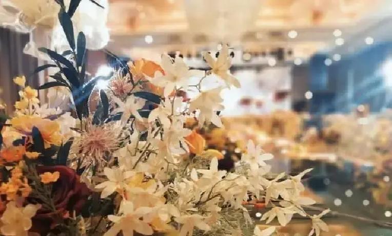 杭州五点天还没亮，李阿姨就站在菜市场门口拼命抢活鸡，就因为儿媳一句“超市鸡不新鲜