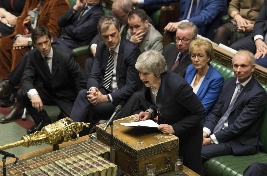 英国政坛彻底炸锅了！延续整整700年的老特权说没就没了，几十名养尊处优的公爵、伯