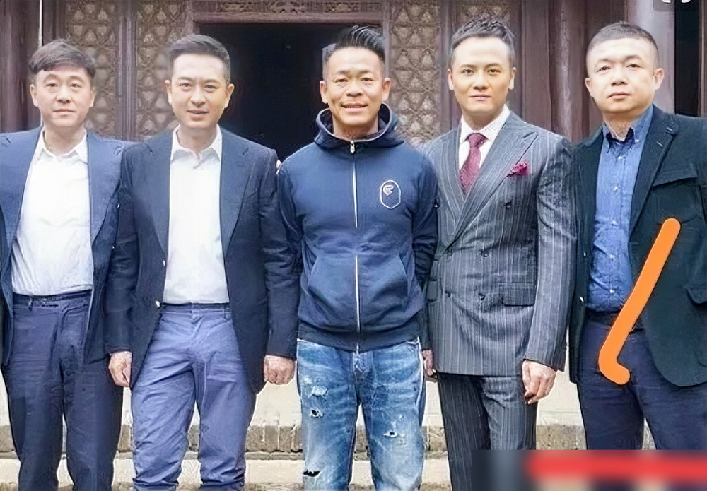 一张老照片，仨熟脸愣是叫不出名。左边那个男生，眼熟得抓心挠肝，就是卡在嘴边。照片里有张嘉译、孙浩，这