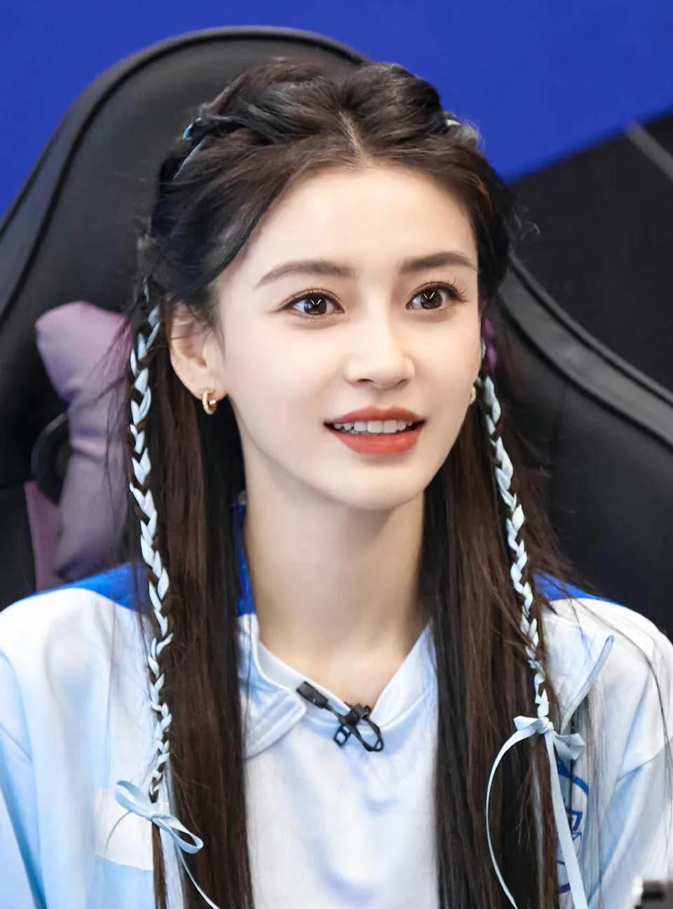 都离婚三年了还单着，说杨颖对黄晓明没点念想谁信啊！当年世纪婚礼轰动全网，一起经历