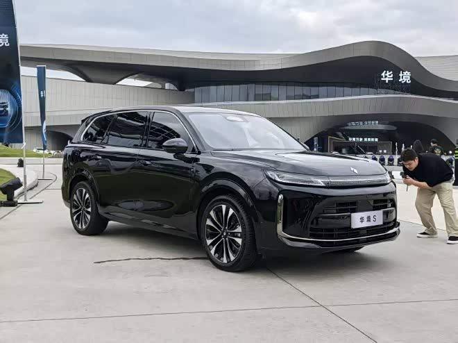 华境S一亮相就给人一种很踏实的冲击力，不是靠夸张造型博眼球，而是把家用旗舰该有的