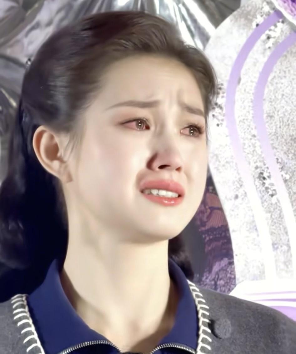 郭宇欣太有梗了虽然今天的杀青宴她哭的稀里哗啦但是说出来的话还是幽默有趣她