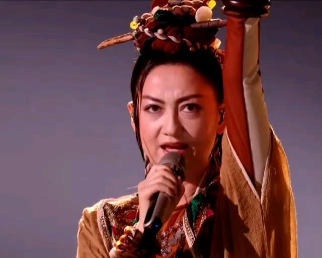 一开始我以为是马嘉祺唱功不行，单依纯出来时，我以为是技巧不行直到者来女的