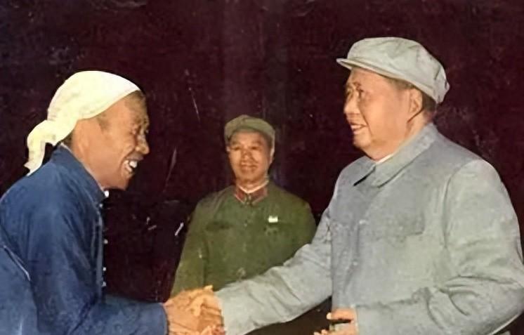 1975年毛主席紧急提拔一人担任“领袖”，他的身份不是华国锋，也不是邓小平，你知