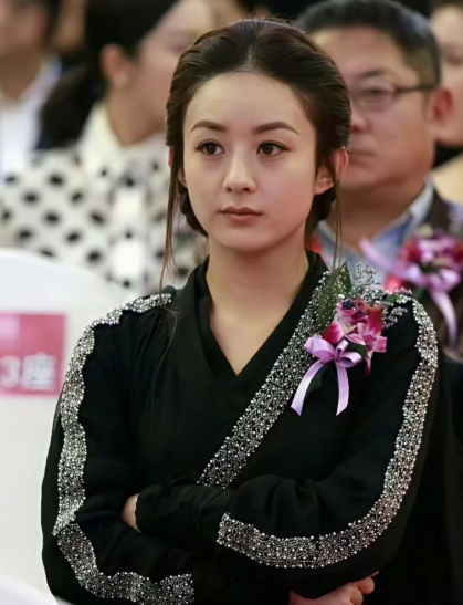 楚乔时期的赵丽颖，真忙啊，连戏服都来不及换，就上台领奖了。​​​