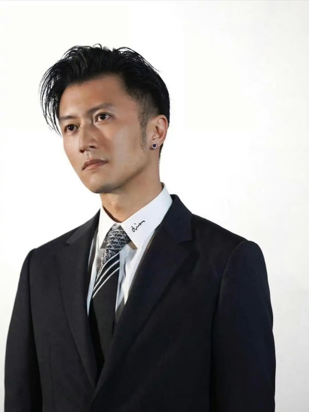 家人们，港圈又双叒叕爆大瓜啦！谢霆锋被曝通过法律协议，把名下10亿资产全划给