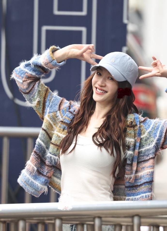 今天李小冉去录制浪姐了，她这次搭配的非常显年轻，看上去像个靓丽的少女。李小冉