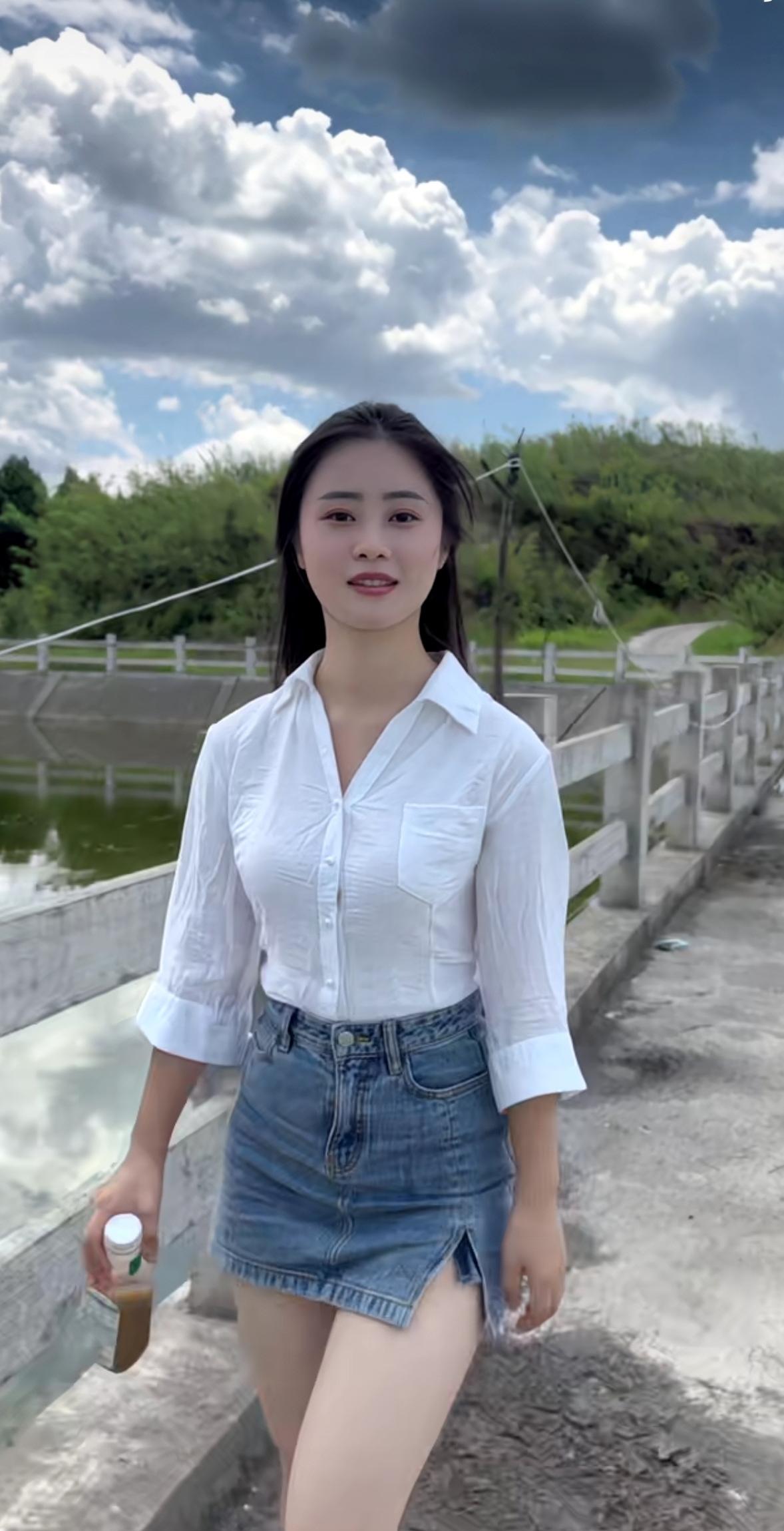 干净整洁的女孩，看着就特别舒服。