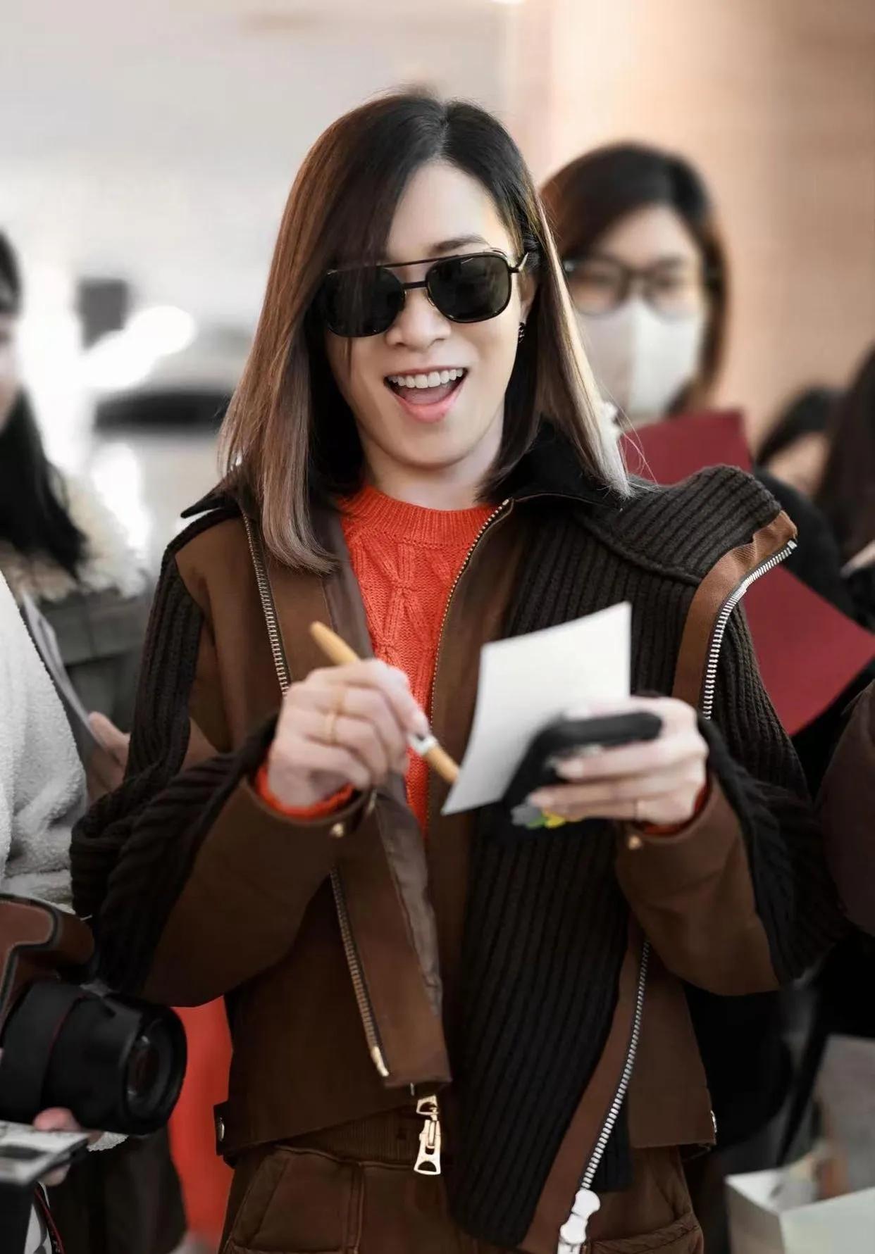 佘诗曼：剪了个头，直接重返20岁😂波波头一剪，焦糖色套装一穿，配上亮橙