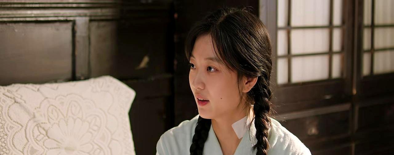 女干事死死盯着女工脖子上的创可贴，满脑子全是抓破鞋的兴奋，认定今天能把这对假夫妻