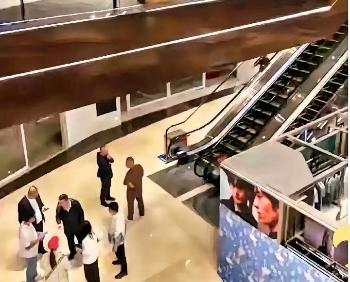 刷到万达广场一女子轻生的消息，心里特别难受。很多时候我们看着热闹，转头就忘了这件