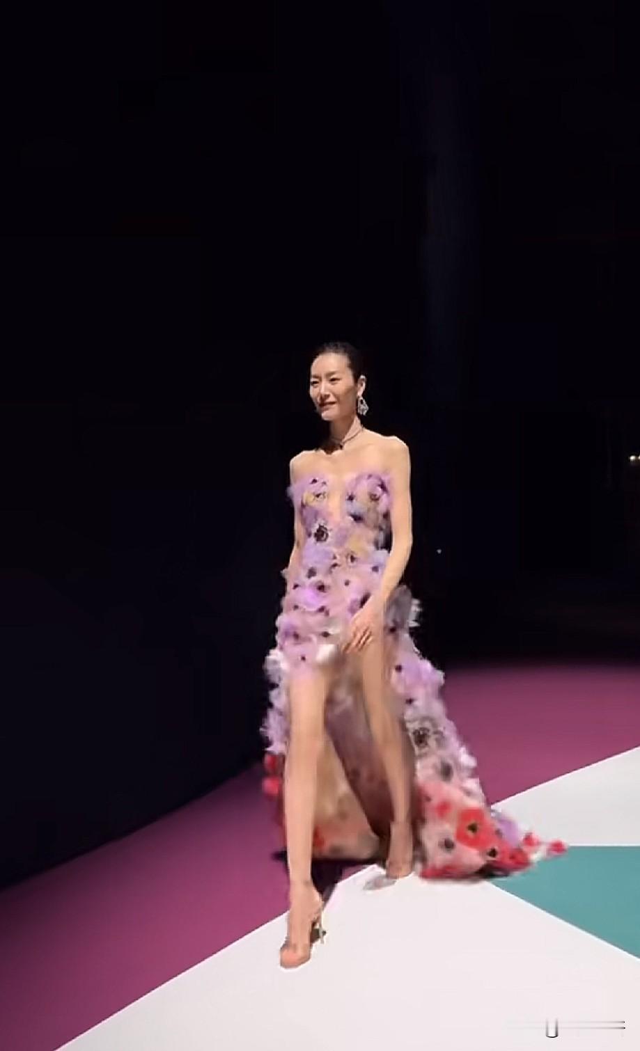 刘雯T台封神！穿“虞美人”羽毛裙走秀，笑起来的瞬间直接美出圈近日，超模刘雯