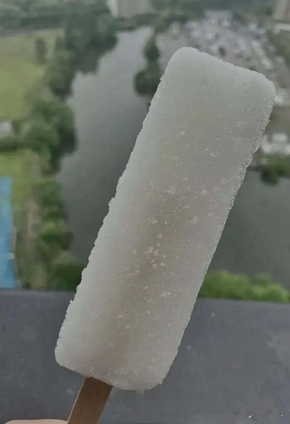 你吃过最便宜的冰棍多少钱一根?记得很多年前我们村口来了一个买冰棍的老头一根2毛，