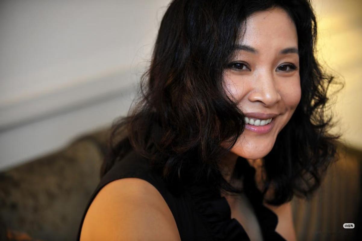 陈冲加入美国国籍深耕好莱坞数十年，拥有完美外籍人生，晚年却回国养老，事实她证明了