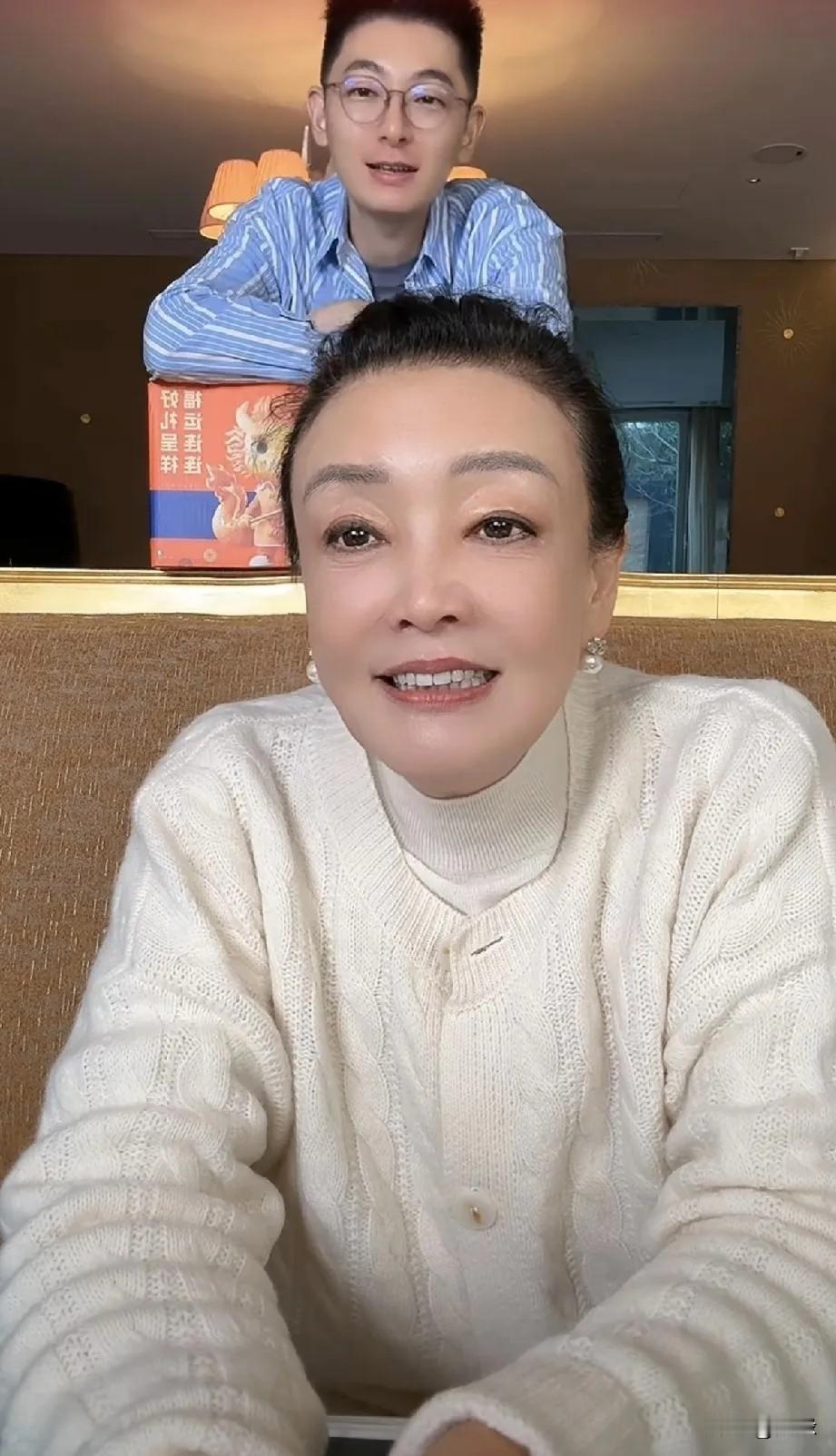 张兰果然是女强人！今天又开播了，有网友问小玥儿和小箖箖，她一脸幸福的说，孩子在