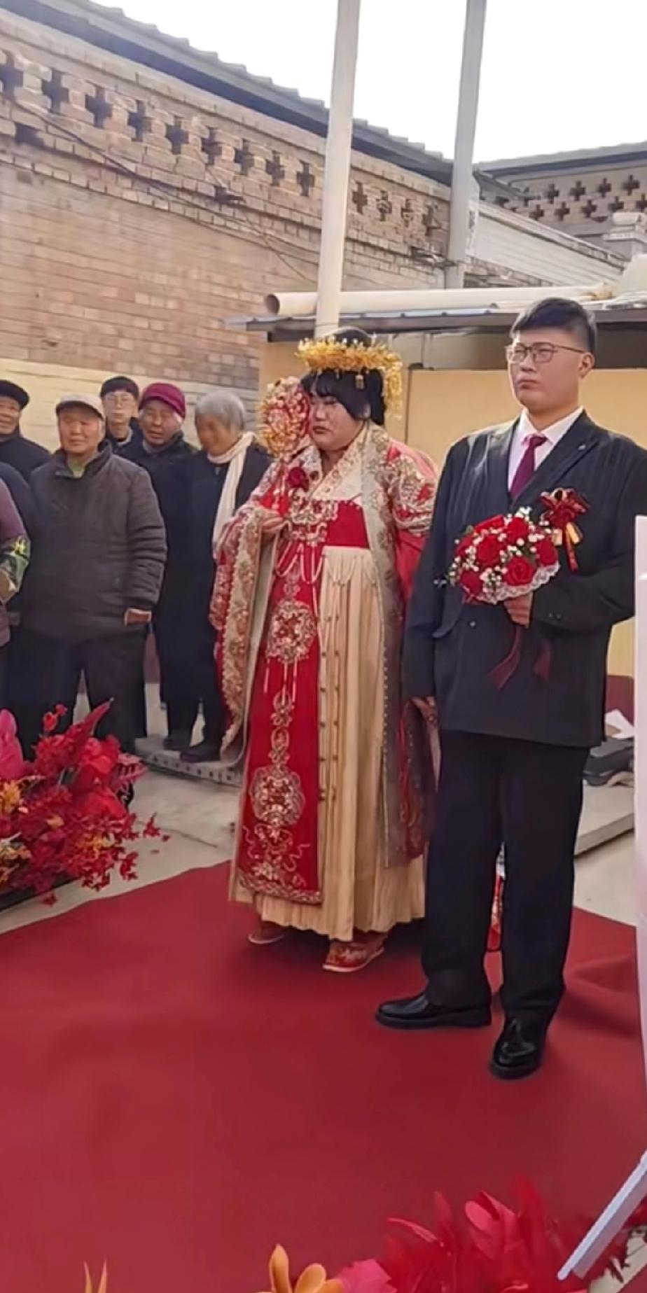 大衣哥的女儿朱雪梅今日成婚，这是大衣哥儿子结婚两年后，他家迎来的又一桩喜事。他的