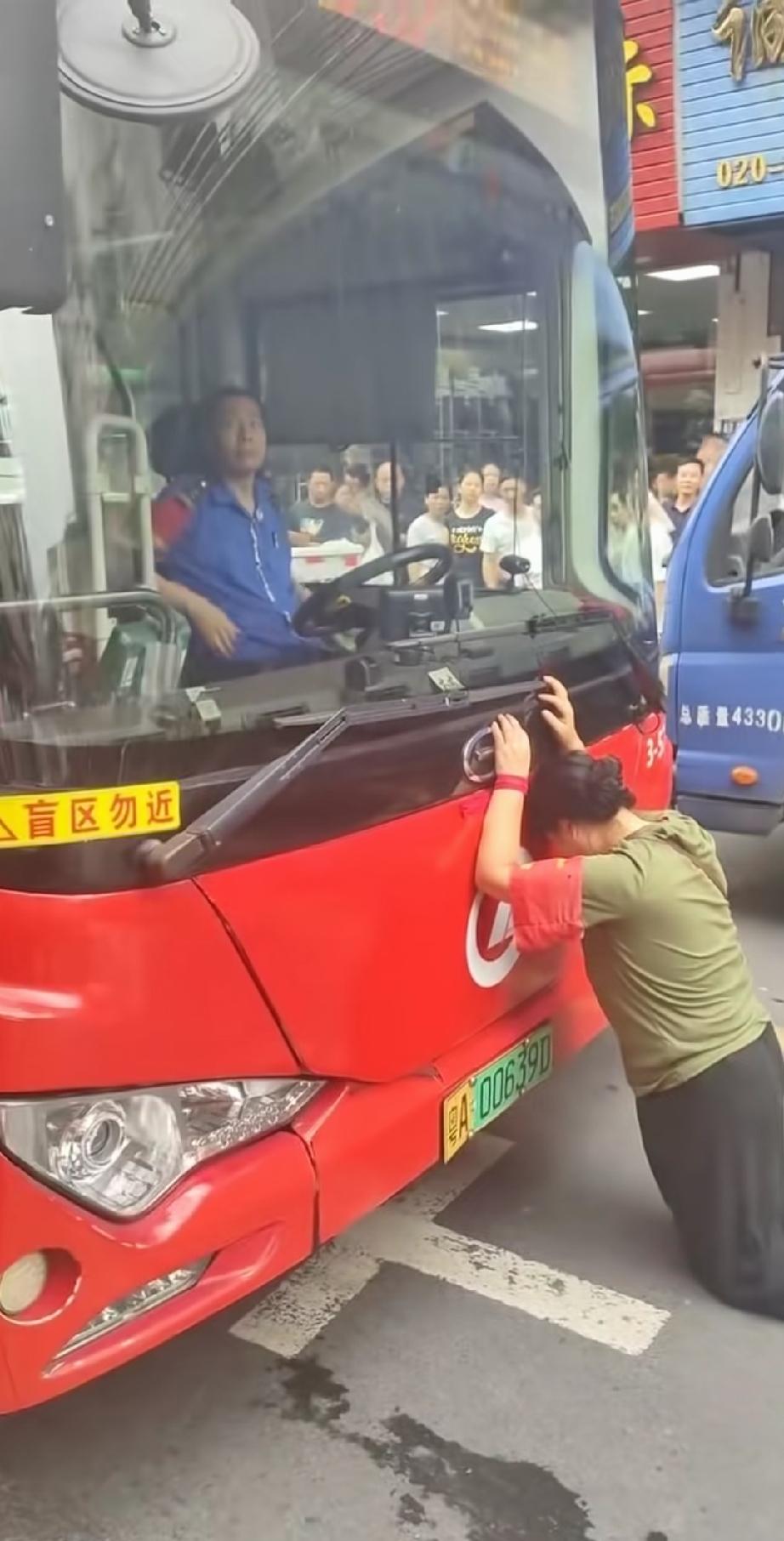 广州海珠发生的陪考母亲阻车事件让全国陪考家长跟着蒙羞，司机在高考期间鸣笛虽然违规