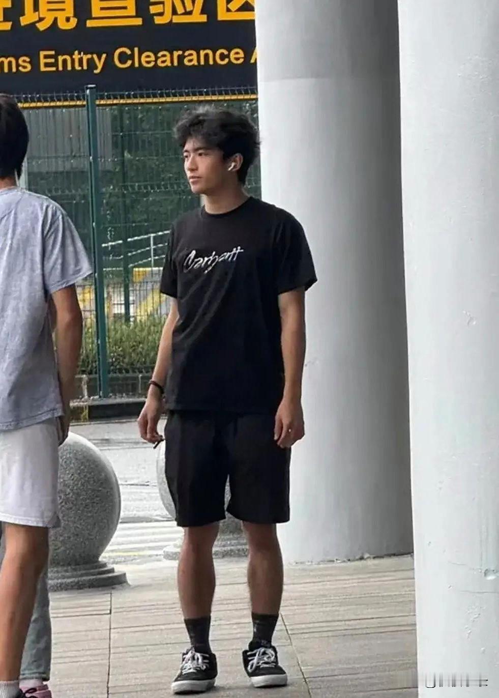 谢霆锋大儿子现身迪拜街头，他长得挺帅气的，皮肤黝黑，性张力很强，但远比不上爸爸年