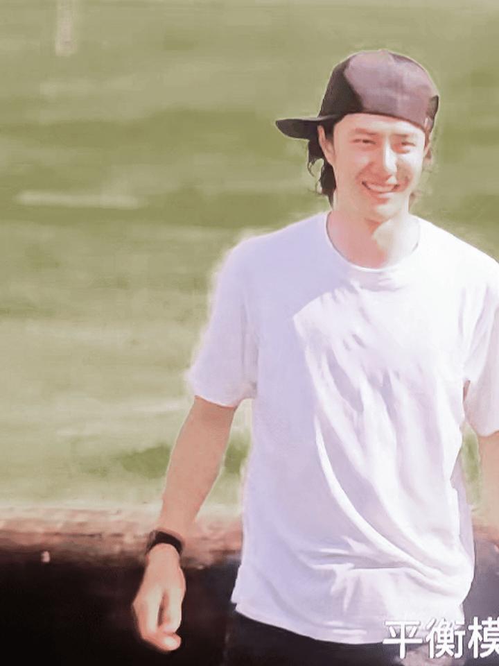 王一博反戴棒球帽，一秒梦回丹丹王一博什么都会就是不会做饭