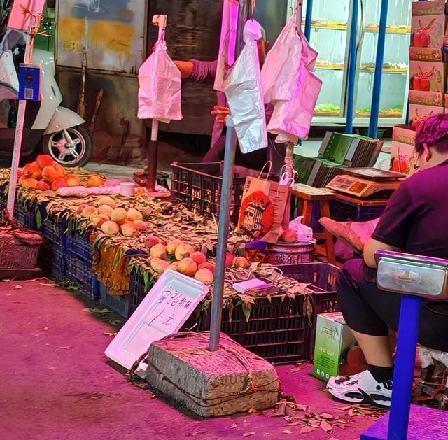 兰州安宁白凤桃上市，市场却乱成一锅粥！果农现摘现发，但十里店市场瞬间变成“桃届狼