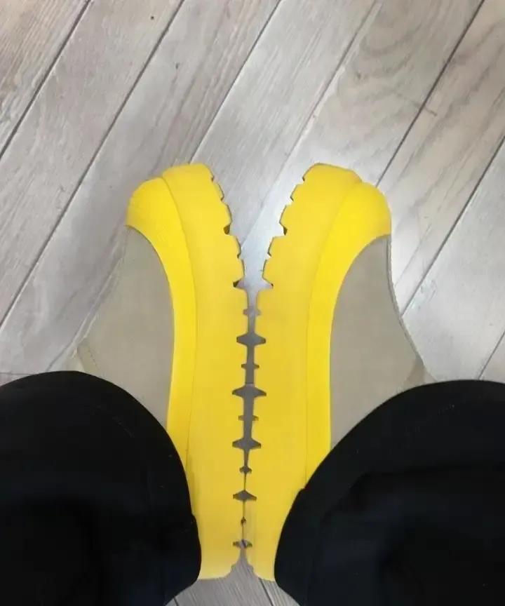 闺蜜昨天把UGG抱回家，老公一看小票1700脸直接黑成锅底，说网上一百块能买十双