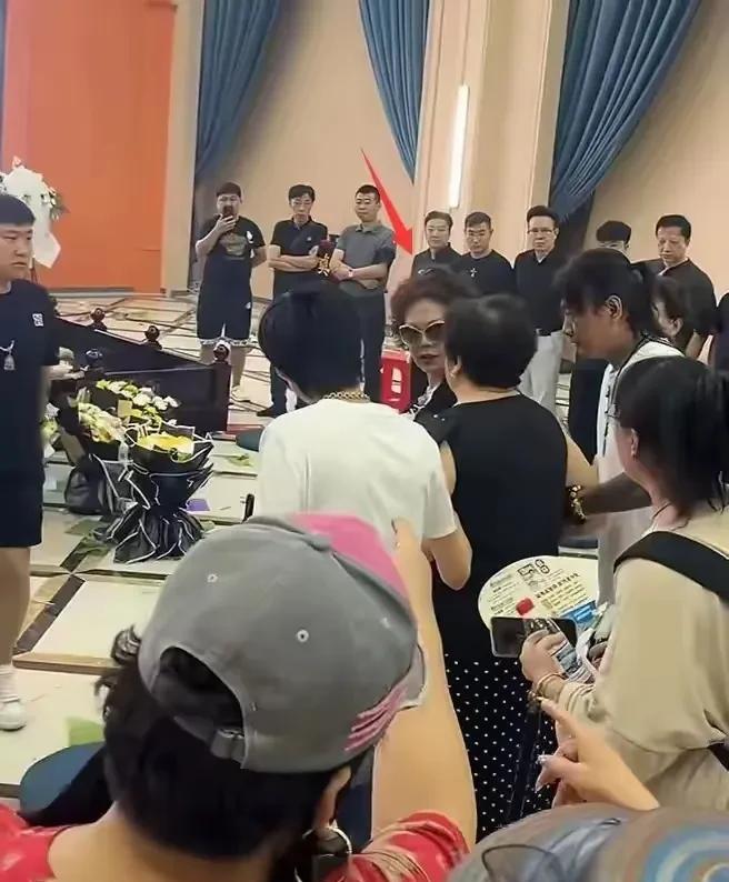 从出席杨少华老爷子的葬礼来看，相声界有头有脸的人物一个没来，更不用说北京那些重量