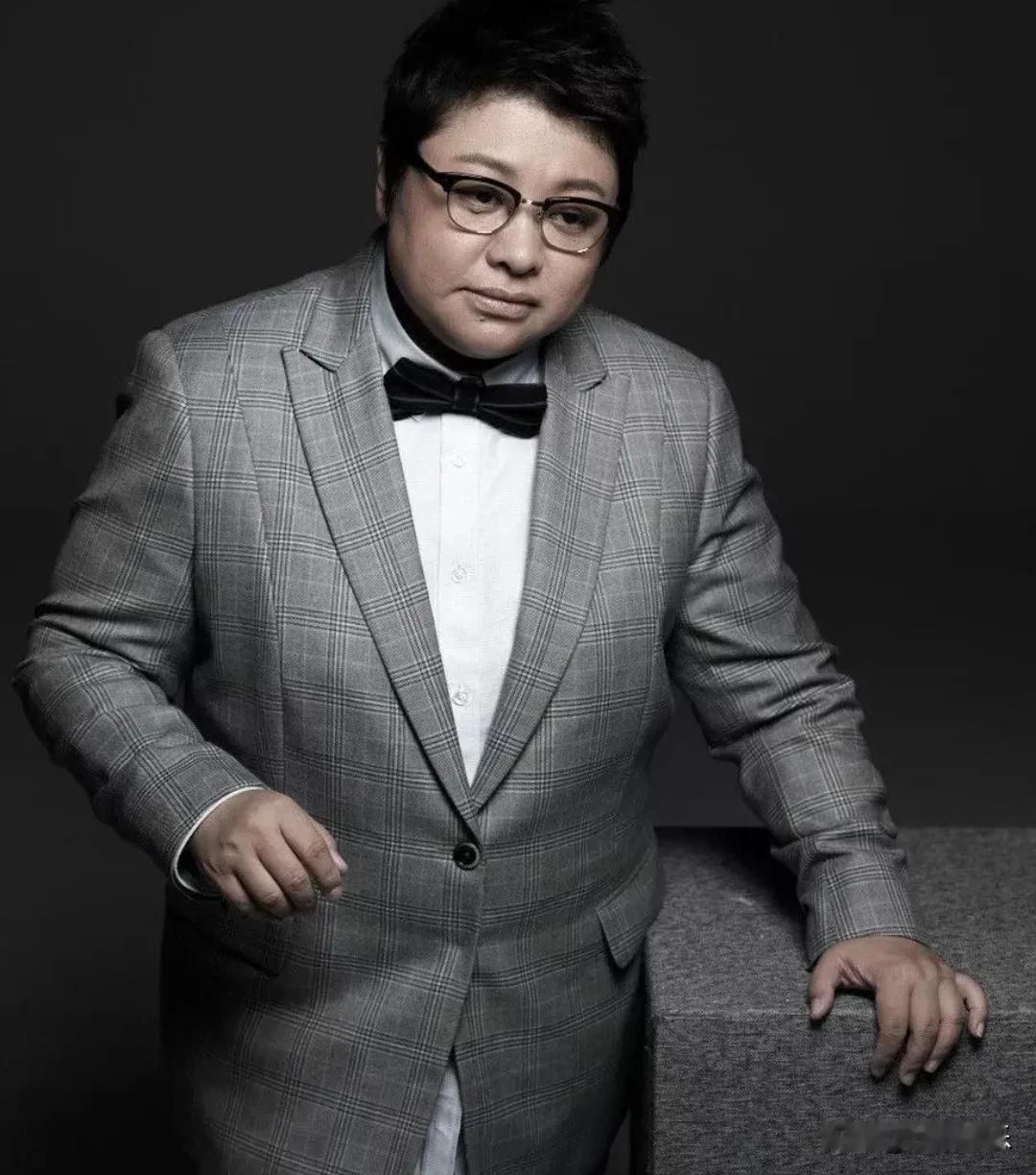 7月2日，刚道歉的韩红，又意外冲上热搜！原因是八卦媒体“百晓生”，曝光了新疑点