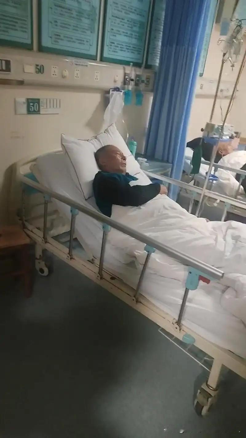 病房里有位70多岁的老大爷轻微脑梗，女儿忙前忙后照顾得可好了，早上天不亮就来擦