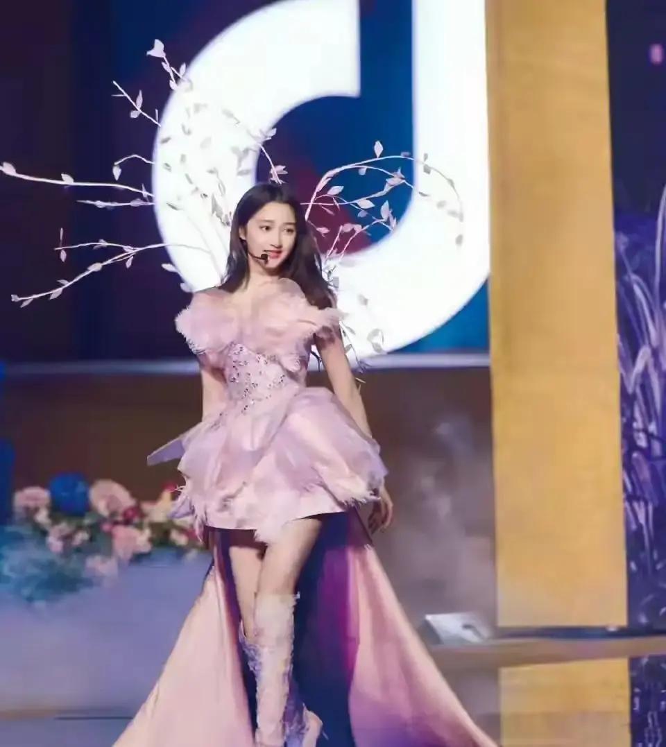 关晓彤巴黎被拍，甜裙+硬靴一夜刷屏她那条粉缎蓬裙，裙摆像蛋糕胚，脚上的黑色