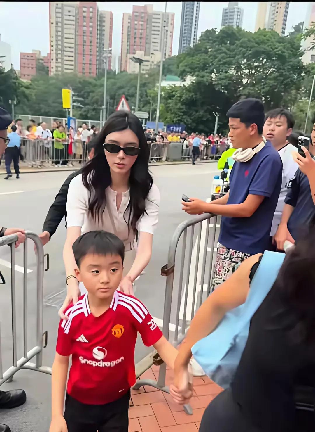 果然，奚梦瑶不说谎，她的脸是花了大价钱的这大儿子和何猷君一点相似度也没有啊豪