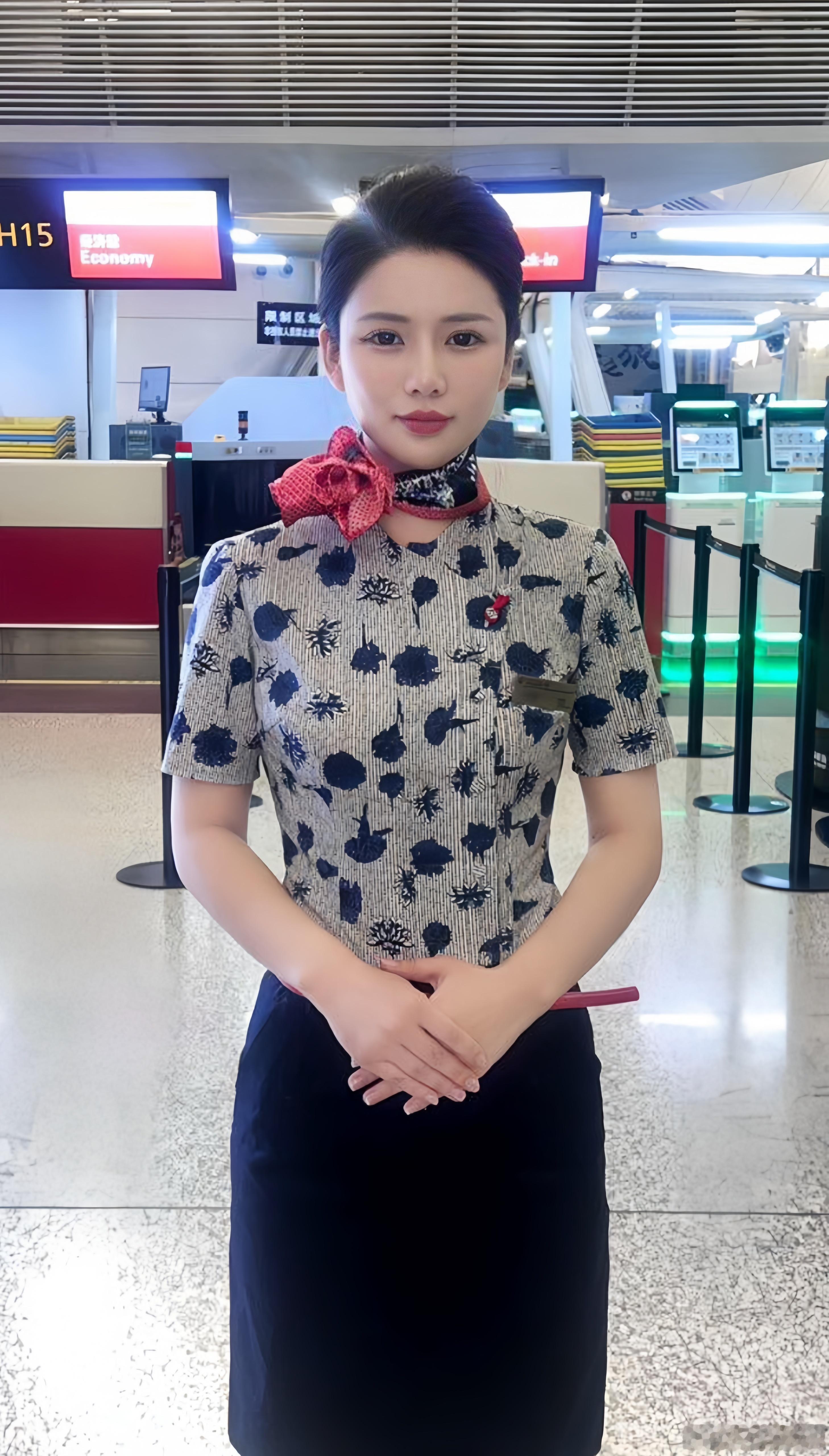 东航空姐的制服照，又美又飒。​​​