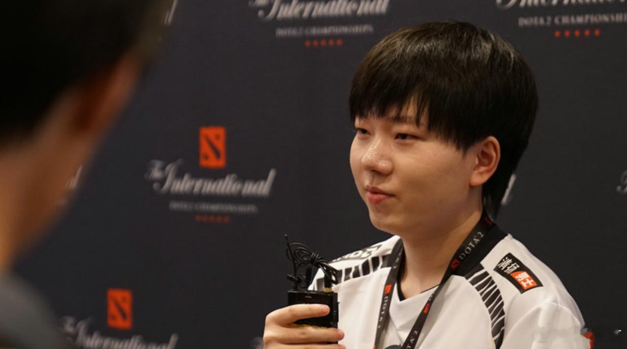 阿绿直播的时候看到拒绝者开始打DOTA了，他让拒绝者好好复健！现在拒绝者是打2的