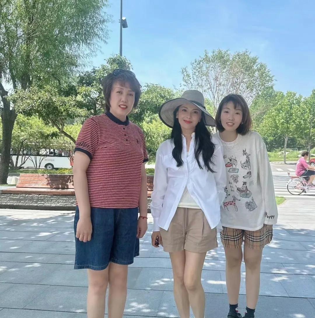 -46岁刘涛街头被偶遇！身材纤瘦皮肤通透似少女，与路人同框颜值碾压太吸睛