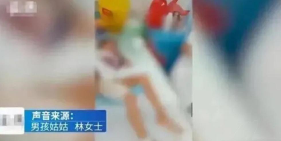 2021年，广东一个家境贫寒的小男孩，偷溜进邻居家看动画片，因为太饿就吃了桌上的