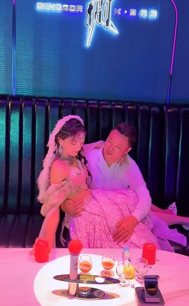 摇筛子的时候眼里全都是光，摇奶瓶的时候，眼里全是不甘