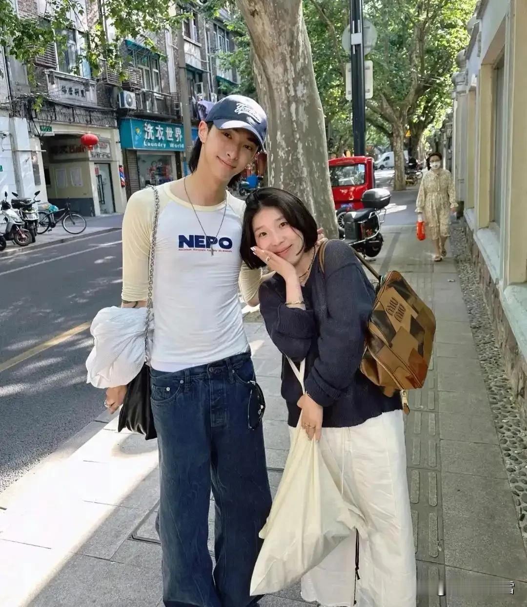 伊能静的儿子恩利和朋友街头合影。这次恩利打扮得很正常，没有穿女装，也没有夸张