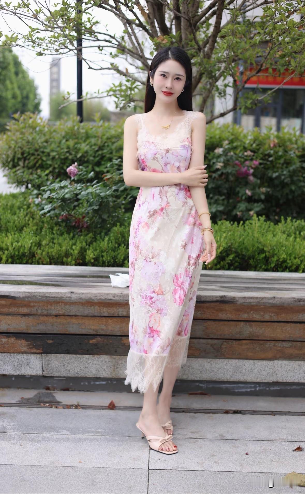 夏日清新穿搭，粉色碎花裙搭配凉鞋，优雅动人。
