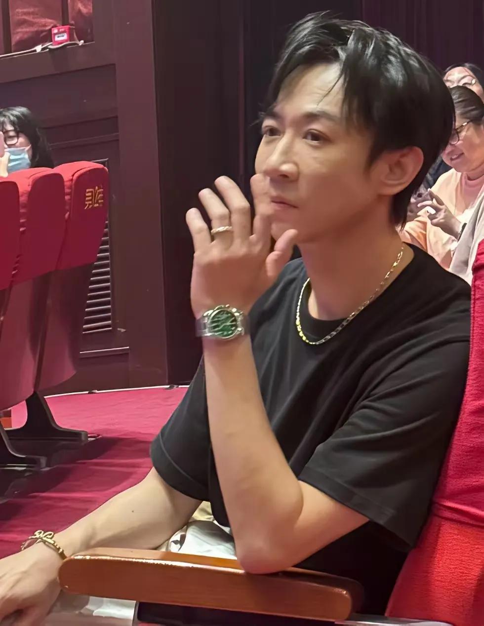 这戒指原来是和董璇的啊。大金手镯，大金链子，戒指，手表，恨不得全身都挂上吧。董璇