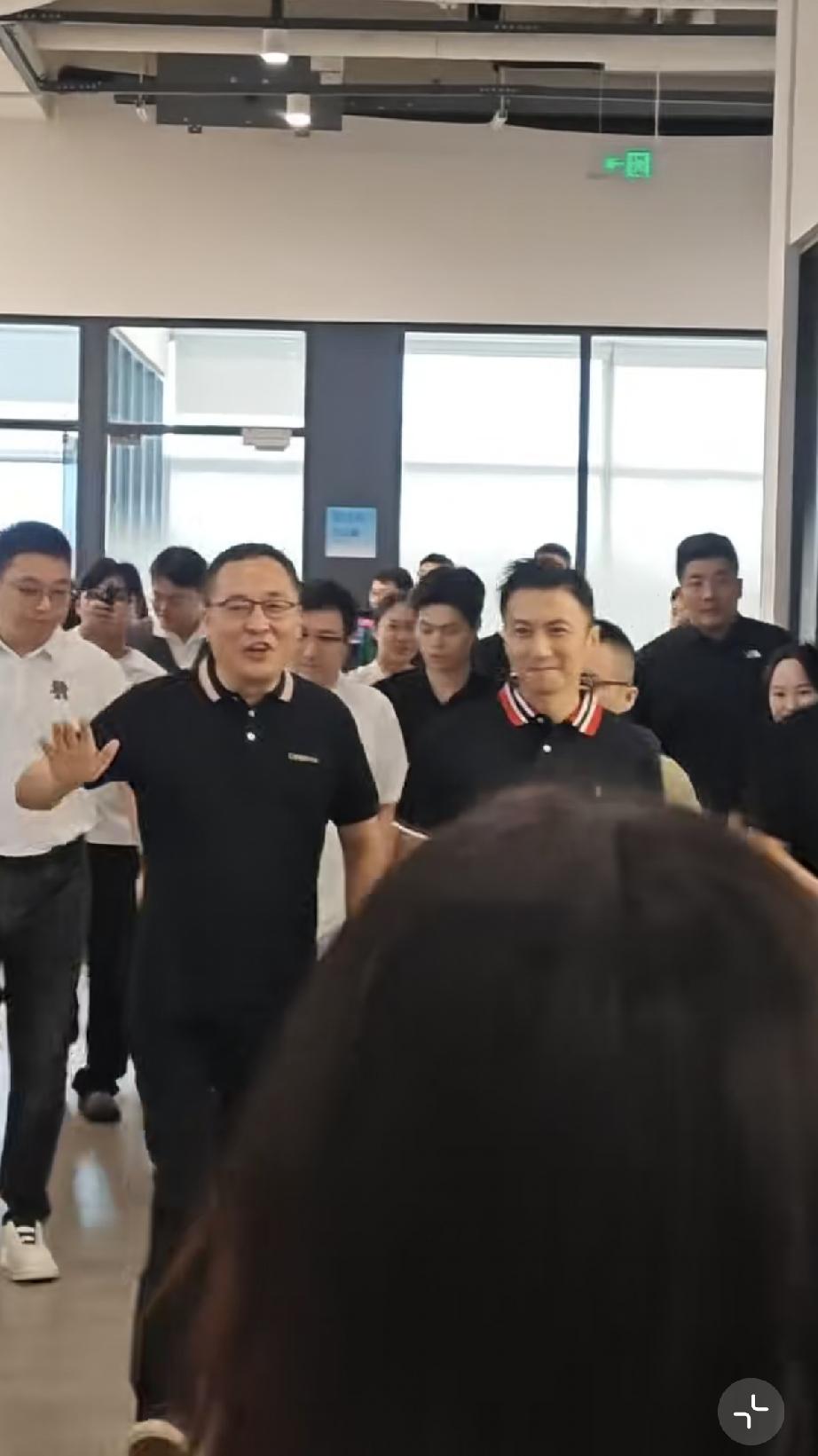 9月1日，谢霆锋现身青岛海尔，他刚结束了太原演唱会，没有休息就跑过来了，走路有时