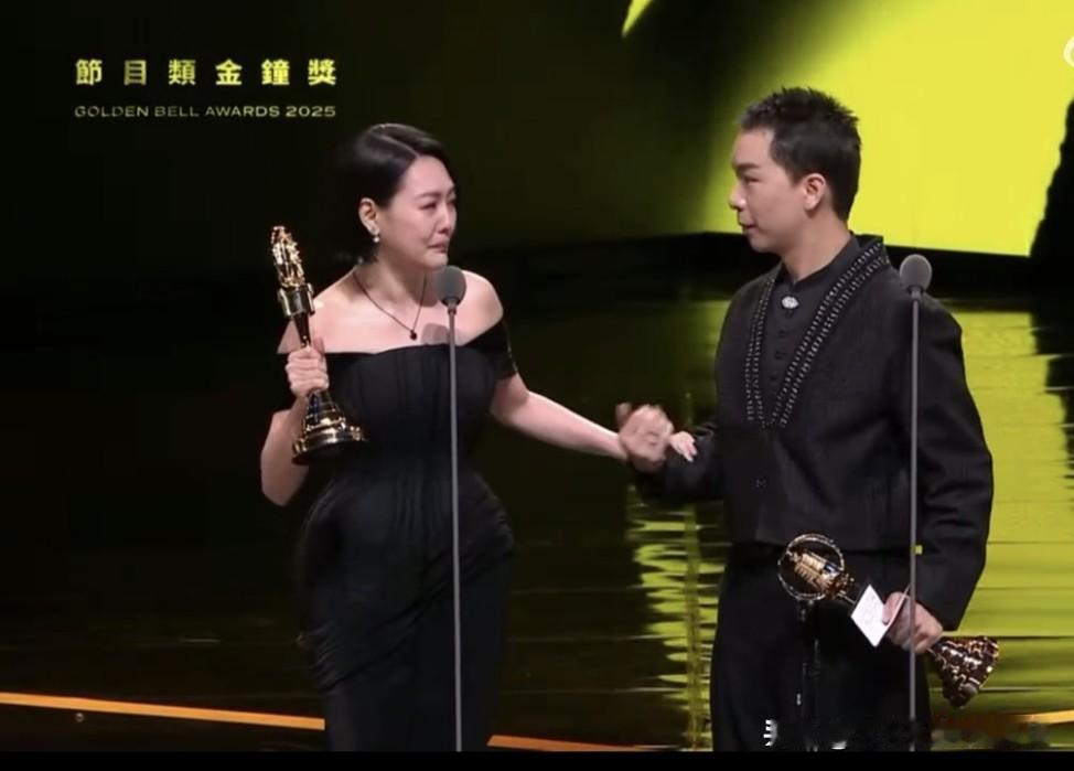 这两张照片是我心中金钟奖的最佳！S在姐姐的庇佑下，如愿以偿拿到了金钟奖最佳主