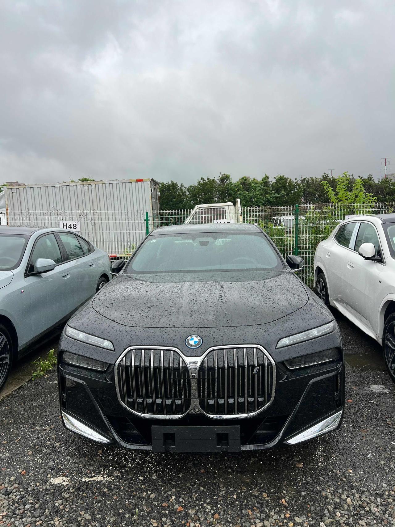 最近瞅见一辆宝马i750L尊享运动套装，外观是宝石青，内饰是松露褐色，这搭配太