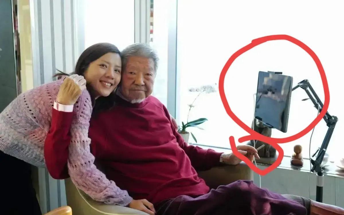 蔡澜的晚年生活太让人羡慕了。他长居香港半岛酒店套房，直面维港，月耗百万雇八