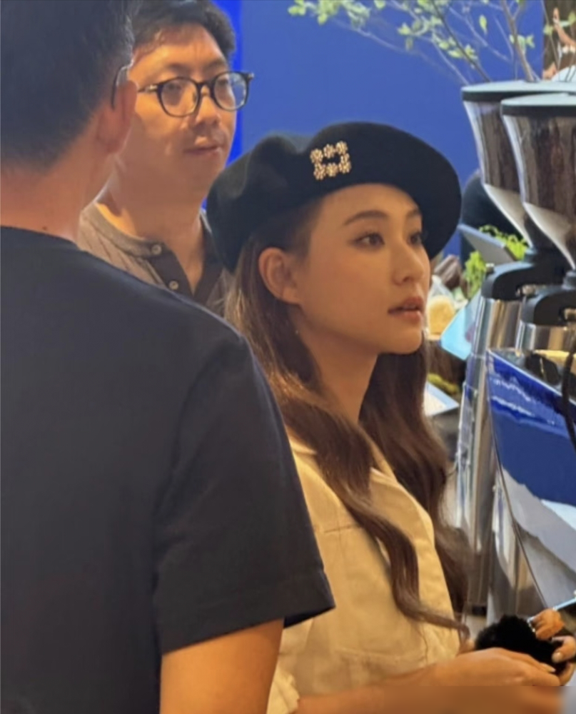 我女儿比李嘉欣漂亮一百倍！何超莲在上海咖啡店被人撞见，真人娇小纤瘦，直接掀开了赌王家的基因底牌。她虽