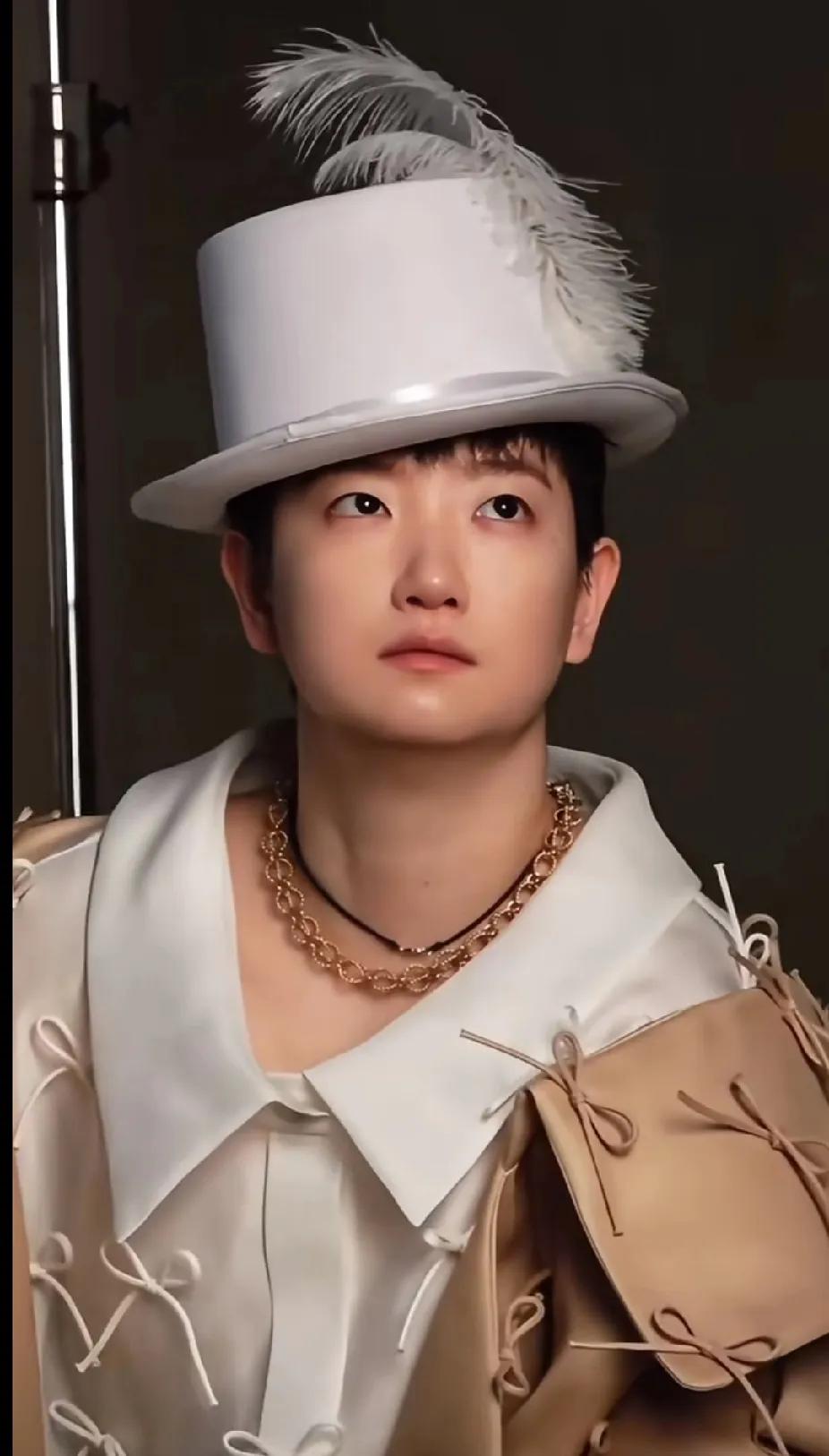 孙颖莎的时尚魅力瞬间赛场上的孙颖莎，是风驰电掣的王者，以凌厉球风与坚韧意志