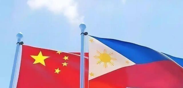 那位美籍华人发文称：中国不要高看自己，连菲律宾这种小国都敢针对你们，而你们只能抗