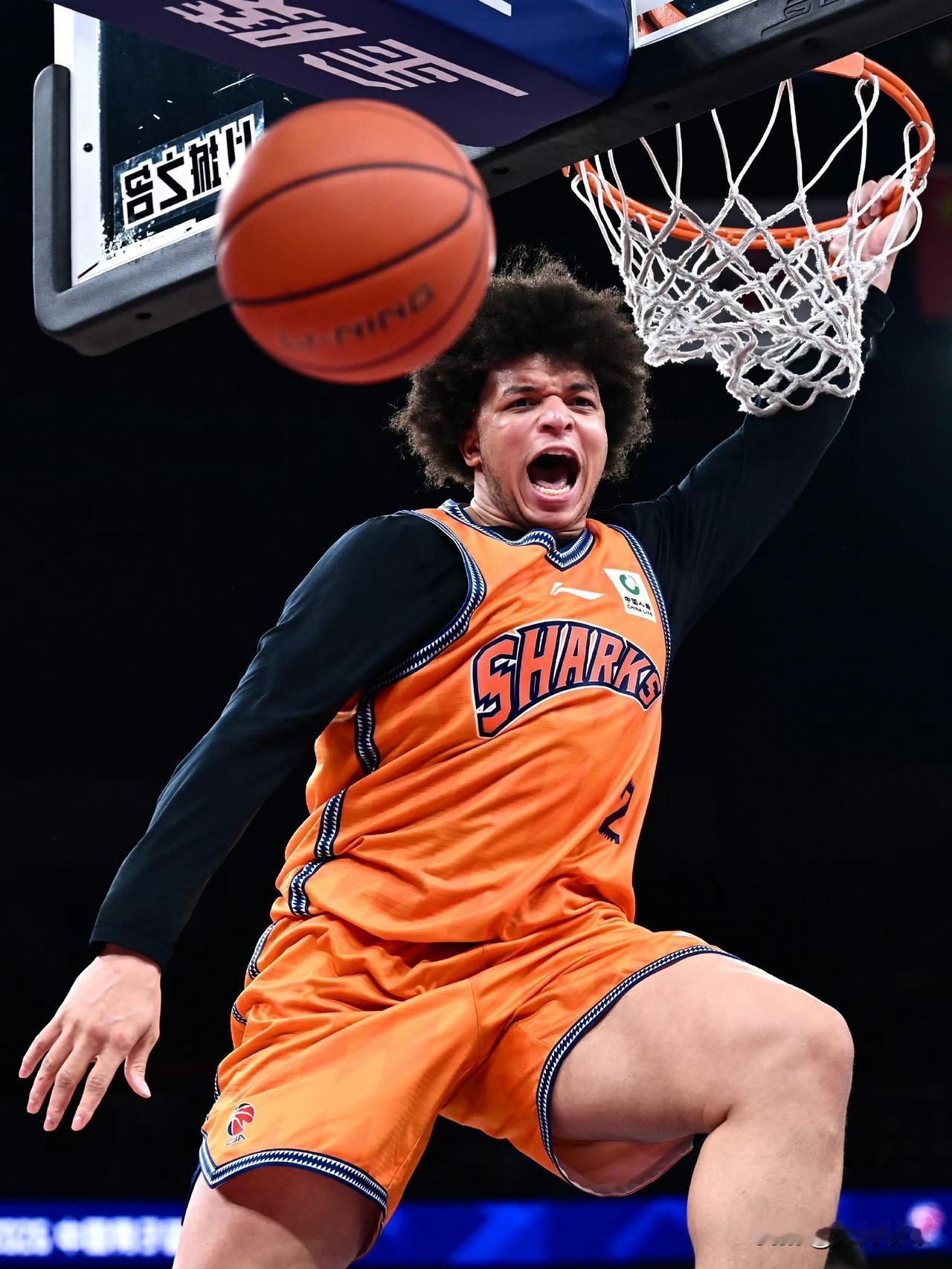 焦点战，今晚广东宏远再战上海久事！目前广东男篮12胜2负，上海男篮11胜3负，上